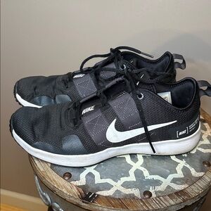 Nike Men's Black and White Varsity Compete TR 2